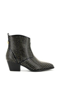Botas de cuero negras hasta el tobillo con punta afilada, adornos de tachuelas doradas, tacón bajo y una lengüeta en la parte trasera.