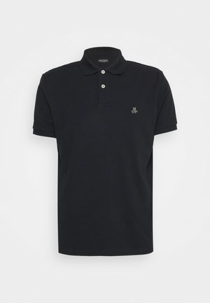 Polo shirt nero a maniche corte con due bottoni e piccolo logo bianco "M O P" sul lato sinistro del petto.