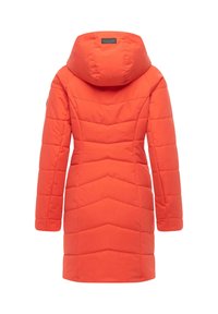 Orange vadderad jacka med huva, som har diagonal sömnad och rak snitt. Slät textur och midjehöjd design.