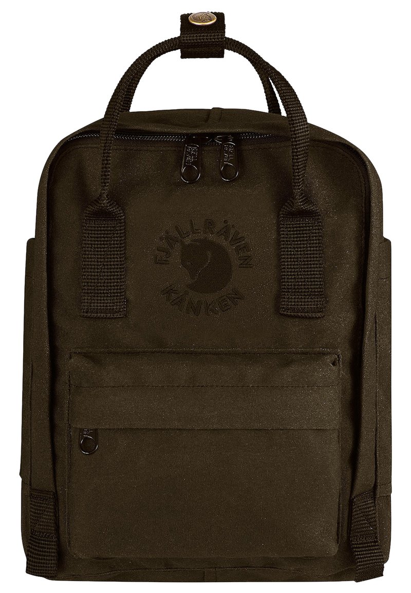 Zaino di colore verde scuro realizzato in tessuto resistente, con logo in gomma, chiusura a doppia cerniera, tasca frontale con zip e doppi manici superiori.