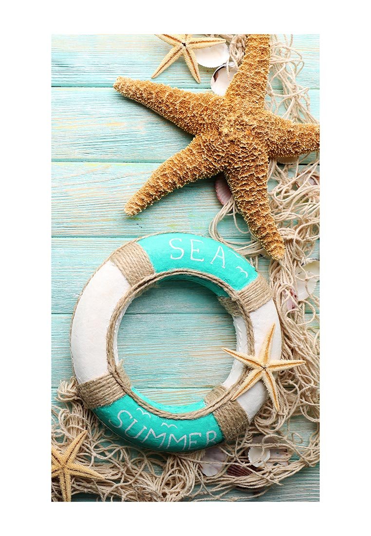 Rettungsring in Teal- und Weißtönen, mit Juteseilakzenten, beschriftet mit "MEER" und "SOMMER". Umgeben von Seesterne und Muscheln auf einem Holzhintergrund.