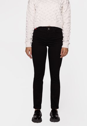 - Jeansy Slim Fit