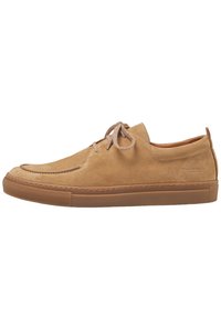 Zapato casual de ante marrón claro con cordones, suela de goma marrón, costura en la puntera tipo mocasín y marca "Fred Martin" en el lado del talón.