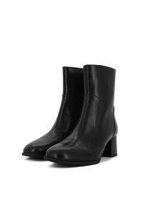 Stivaletti neri in pelle con una texture liscia, punta affusolata e tacco a blocco. Presentano un design elegante senza hardware visibile.