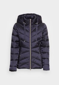 Veste matelassée bleu marine avec capuche, dotée d'une fermeture éclair, de détails dorés et d'un motif matelassé en chevrons. Conçue avec des cordons de serrage au niveau du col.