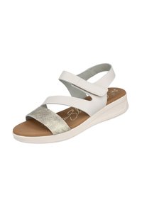 Sandalia blanca con una correa metálica texturizada, velcro ajustable y una suela marrón acolchada. Presenta un diseño elegante y minimalista.