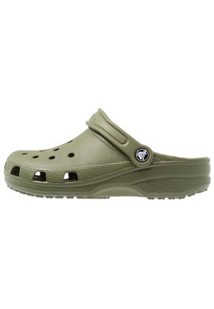 Sabot vert olive à enfiler avec des trous de ventilation, semelle texturée et bride de talon réglable avec un logo circulaire.