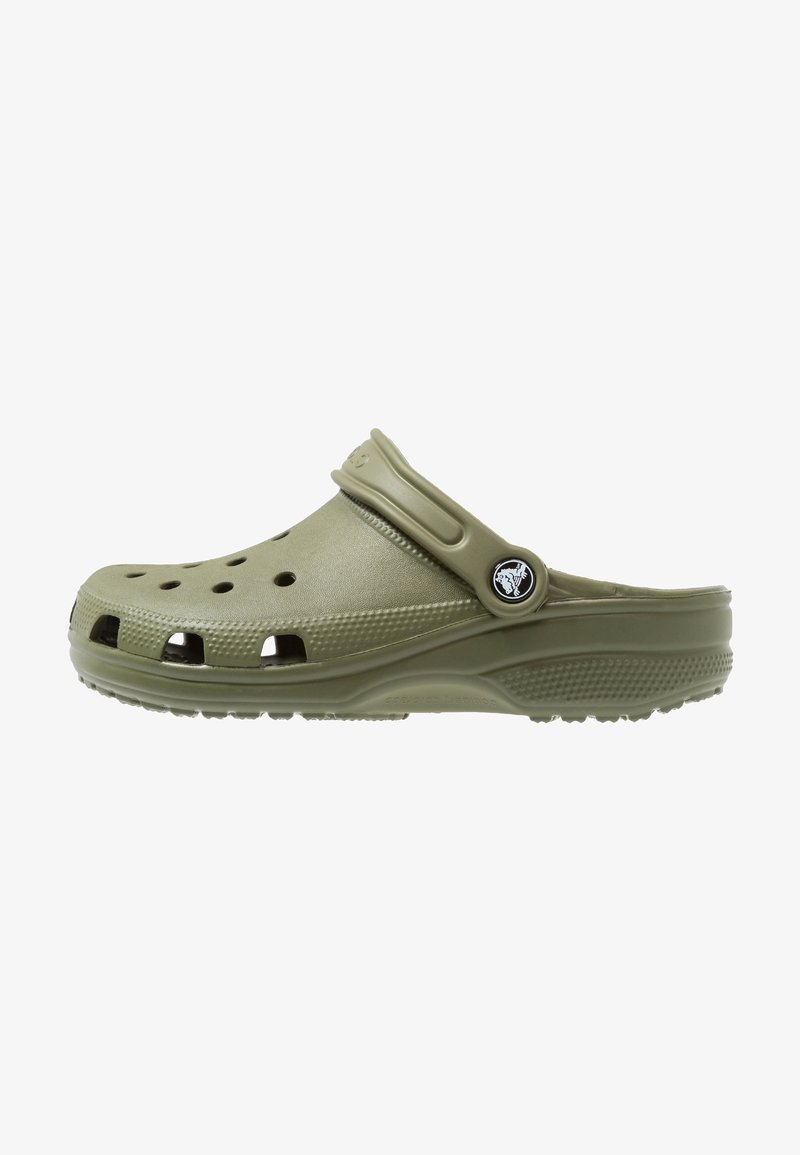 Sabot vert olive à enfiler avec des trous de ventilation, semelle texturée et bride de talon réglable avec un logo circulaire.