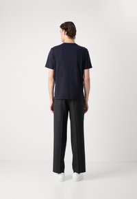 Tommy Hilfiger CHEST STRIPE TEE - T-shirt con stampa - desert sky