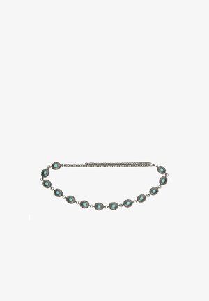 Centură din lanț argintiu cu pietre turcoaz ovale legate, înconjurate de detalii metalice complicate, prevăzută cu o închidere cu dublu lanț.