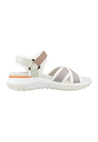 Sandalias cruzadas en blanco y gris con correas ajustables, suela de goma texturizada y acento naranja en la entresuela. Diseño ligero.
