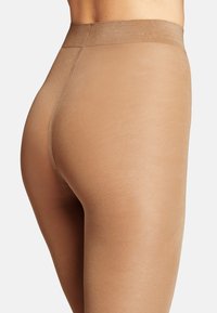 Kroppsfärgade, genomskinliga strumpbyxor med en slät textur, hög midja och sömlös design, som visar upp en tät passform och jämn täckning.