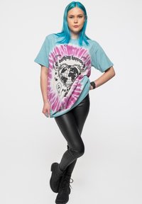 Paradiso Clothing ED SHEERAN NOTHING HAPPENS DYE WASH  - Print T-shirt - blue