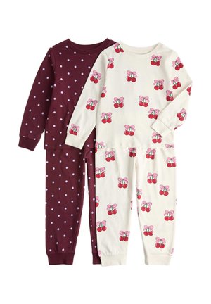 To sæt langærmede børnepyjamas, det ene mørkerødt med lyse lilla prikker, det andet cremefarvet med røde kirsebær og lyserøde sløjfer.