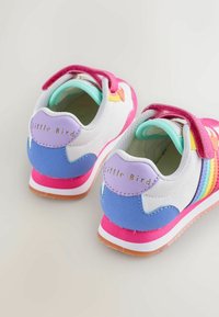 Värvikad laste tossud, millel on valge võrgukere, roosad rihmad ja mitmevärvilised aktsendid; kannal lilla osa, millel kiri "Little Bird".