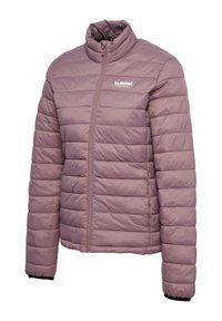 Doudoune matelassée mauve avec col montant, fermeture éclair à l'avant, poches latérales et logo "hummel SPORTSWEAR" sur la poitrine gauche.