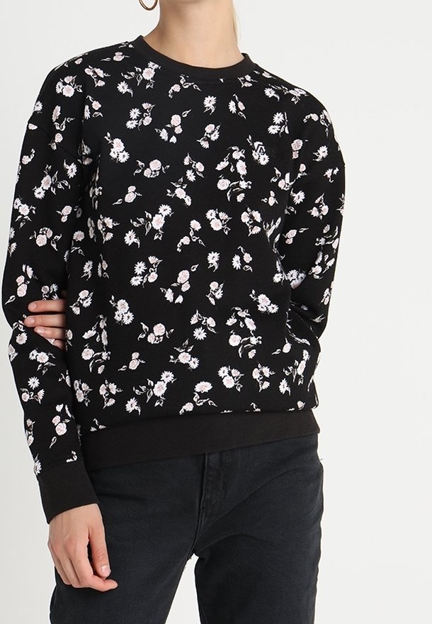 Černá květinová mikina s kombinací růžových a bílých květin, žebrovanými manžetami a lemem, s klasickým designem výstřihu do kulata.