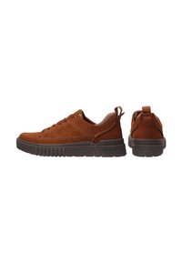 Braune Wildleder-Sneaker mit einer strukturierten dunklen Sohle, ausgestattet mit Schnürdesign und einer Ziehlasche an der Ferse für einfaches Anziehen.