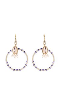 Boucles d'oreilles en forme de créole avec une quincaillerie dorée, des perles blanches et bleues, et un accent central en coquillage orné de gouttes de perles. Un design élégant et décoratif.
