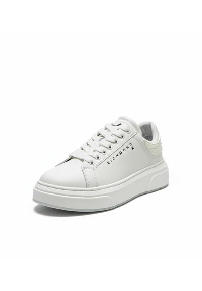 Witte leren sneaker met dikke zool, veters aan de voorkant en de tekst "RICHMOND" aan de zijkant, iets schuin naar rechts gedraaid.