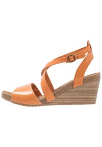 Kickers Sandály na klínu - orange