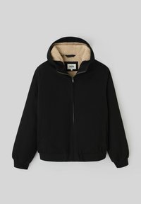 Veste zippée noire avec capuche, dotée d'une doublure en polaire crème. Poignets et ceinture élastiques, design uni, sans motifs ni accents visibles.