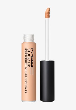 Correcteur liquide MAC Studio Fix 36 heures Smooth Angles avec applicateur, teinte beige clair, bouchon noir retiré et placé debout.