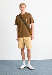 Carhartt WIP POCKET - T-shirts - lumber