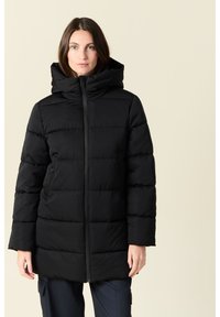 Abrigo acolchado negro con capucha, con cierre de cremallera en el frente, diseño acolchado y bolsillos laterales. Textura suave con un corte relajado.