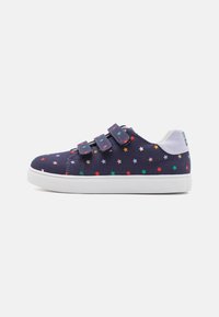 Adidași de canva navy cu un model multicolor de stele, talpă din cauciuc alb și două benzi Velcro pentru o fixare sigură. Detaliu din material texturat.