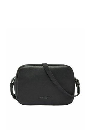 Bolso cruzado de cuero rectangular negro con correa ajustable y sutil logo de la marca en relieve en el frente.