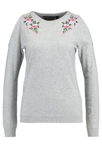 Ljusgrå tröja i mjukt tyg, med blommönster i rosa och grönt på axlarna, rund halsringning och ribbade mudd.