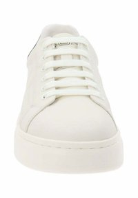 Baskets en cuir blanc avec un bout rond, une semelle en caoutchouc plate et un design à lacets à six œillets. Présente des coutures minimales et un logo discret.
