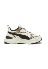 Sneakers con tomaia in mesh bianco e pelle, caratterizzati da un design con stampa leopardata nera. Suola spessa nera con dettagli testurizzati e linguetta per il sollevamento.