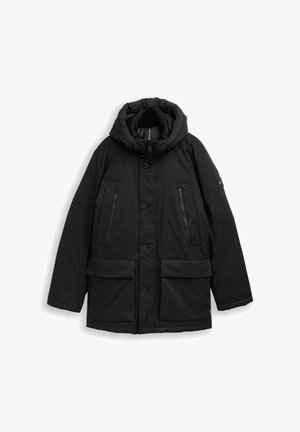 Mustakas soojustatud talvejope kapuutsiga, ees lukuga, nööpklõpsuga, kaks lukuga rinna taskut ja kaks klapiga taskut talje kohal.