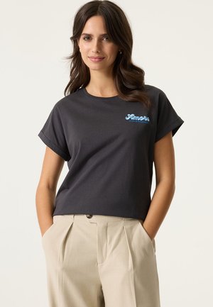 Schwarzes Baumwoll-T-Shirt mit kurzen aufgerollten Ärmeln, mit hellblau gesticktem Schriftzug "Amour" auf der linken Brust. Einfacher, lockerer Schnitt.