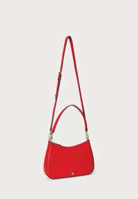 Rød lærveske med en strukturert, buet form, som har sølvfarget hardware og en avtagbar skulderrem. Glidelås-lukking og et logo-detalj.