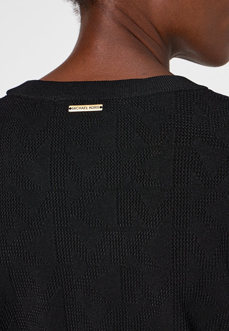 Maglione nero a maglia con un motivo testurizzato e una placca del logo "MICHAEL KORS" in oro sulla parte posteriore del collo.