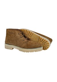 Botas de tobillo de ante marrón con cierre de cordones, superficie texturizada y suelas de goma duraderas. Presenta una suela exterior de un color claro con surcos de tracción.