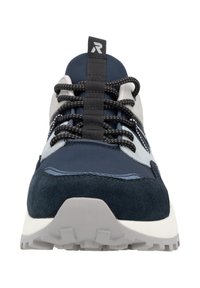 Marineblaue und graue Sportschuh aus Wildleder und Stoffmaterialien, mit einer gepolsterten Zunge, runden Schnürsenkeln und einer strukturierten Gummisohle.