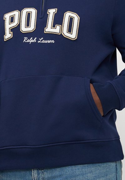 Marineblauwe sweatshirt met "PO LO" lettering in crème, ritskraag, zachte stof, kangoeroezak, geribde mouw- en zoomranden. Eenvoudig ontwerp,casual pasvorm.