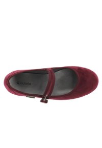 Zapato Mary Jane de ante burdeos con punta redonda, una tira única en el empeine y un suave forro interior texturizado.