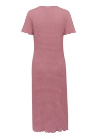 Gewebtes, knielanges Kleid in sanftem Rosa mit kurzen, rüschierten Ärmeln und einem strukturierten Stoff, der ein dezentes Muster aufweist. Detail mit gewelltem Saum.