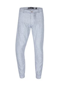 Chinos gris claro hechos de una tela texturizada. Cuentan con una bragueta abotonada, piernas ajustadas y puños elásticos. Diseño minimalista sin patrones.