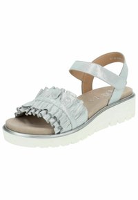 Zilveren sandalen met een gerimpelde bovenkant, verstelbare enkelband en een witte plateauzool. Zachte, gestructureerde voetbed.