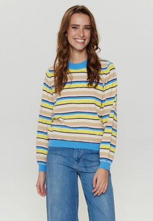 Mehrfarbiger gestreifter Pullover mit gelben, blauen und schwarzen Linien. Strukturierter Stoff, mit blauem geripptem Rundhalsausschnitt und gewelltem Saum. Kombiniert mit Jeans.
