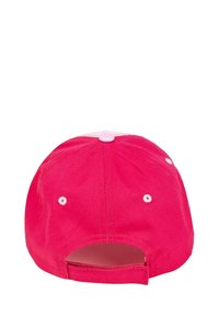 Casquette rose avec une finition en tissu lisse. Dotée d'un dos arrondi, d'une sangle ajustable et de coutures blanches sur la couronne et les trous d'aération.