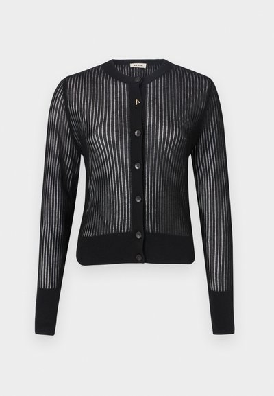 Czarny kardigan z prążkowanym wzorem, z okrągłym dekoltem, zapięciem na guziki i subtelną teksturą. Złoty detal przy guzikach.