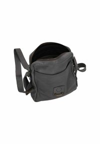 Borsa a tracolla in pelle grigia con zip superiore, tasca frontale e un accento decorativo in metallo. Texture morbida e design compatto.