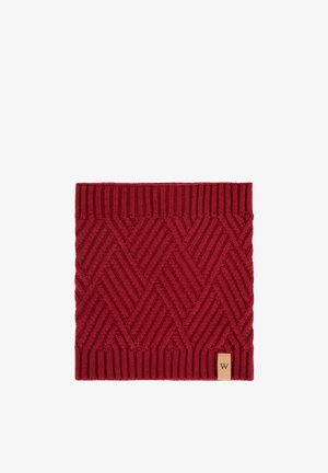 Tour de cou tricoté rouge avec un motif chevron texturé, des bords côtelés et une petite étiquette en cuir portant la lettre "W".